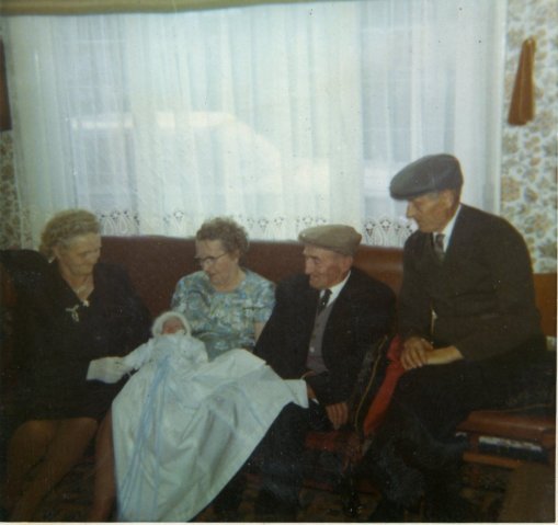 Maria De Croock met Sonja Bekaert op schoot